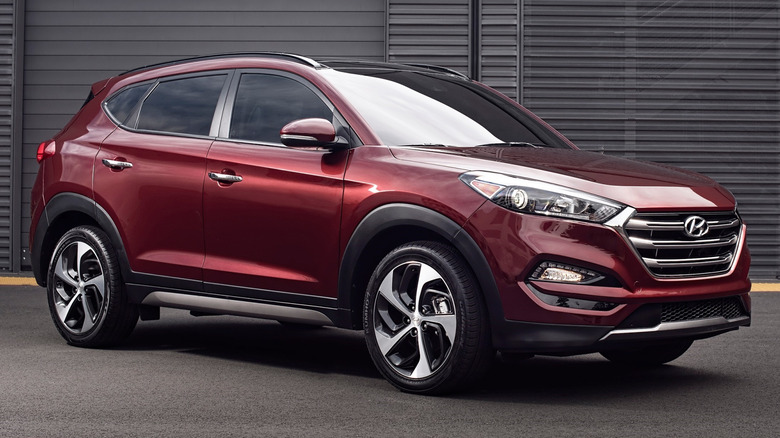 Front-right static shot of a 2016 Hyundai Tucson