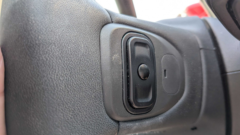 2024 Fiat 500e steering wheel volume button controls