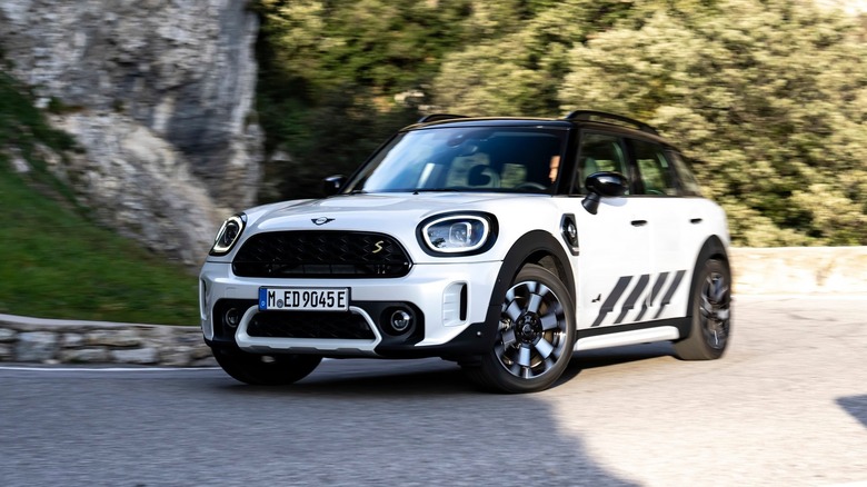 White Mini Cooper Countryman