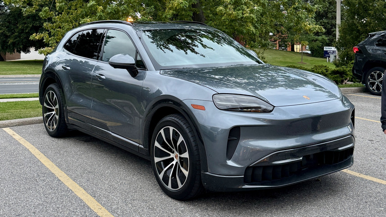 Front 3/4 view of the Porsche Cayenne Electric.