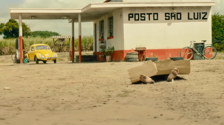 A dead body in "O Agente Secreto"