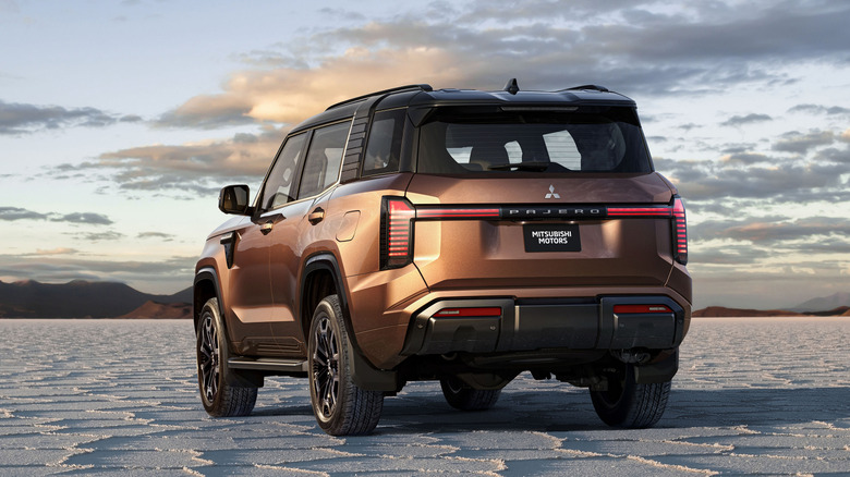 Mitsubishi Pajero rear 3/4 view