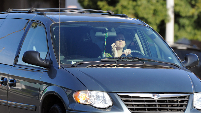 LONG BEACH, CA - JANUARY 13: Drivers of vehicles are distracted while driving including talking on phone, eating, drinking and applying makeup, January 13, 2011 in Long Beach, California. (Photo by Bob Riha Jr./Getty Images)