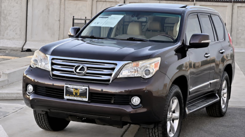 A black lexus GX 460