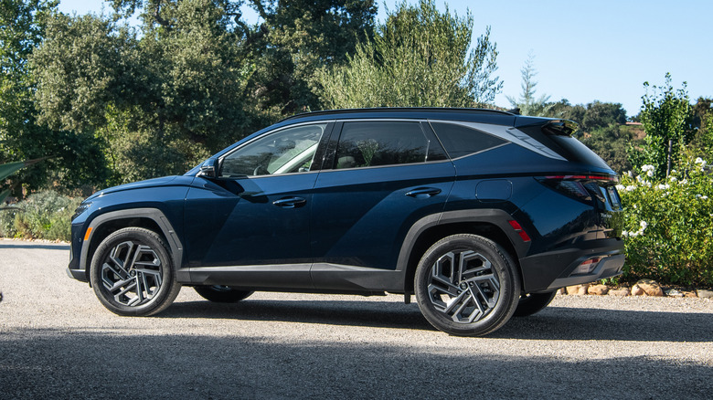 2025 Hyundai Tucson hybrid side view