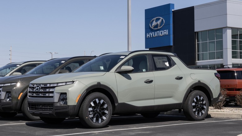 A gray Hyundai Santa Cruz at a dealership.