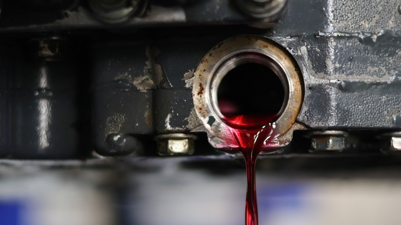 مایع انتقال از دریچه تخلیه باز جریان دارد