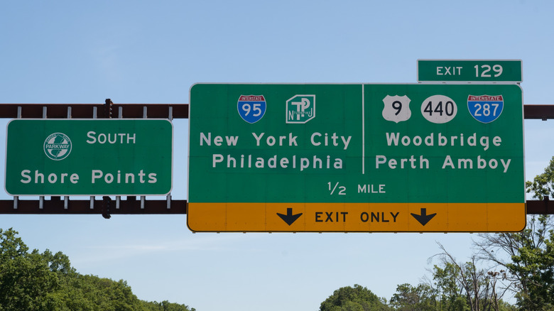 Garden State Parkway signs for Exit 129 to I-95 and NJ Turnpike to New York City and Philadelphia, and US-9 NJ-440 I-287 to Woodbridge and Perth Amboy.