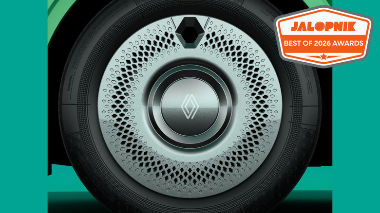 a close up of a Renault twingo hubcap