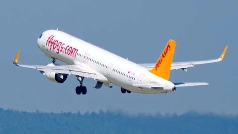 An Airbus A321neo taking off