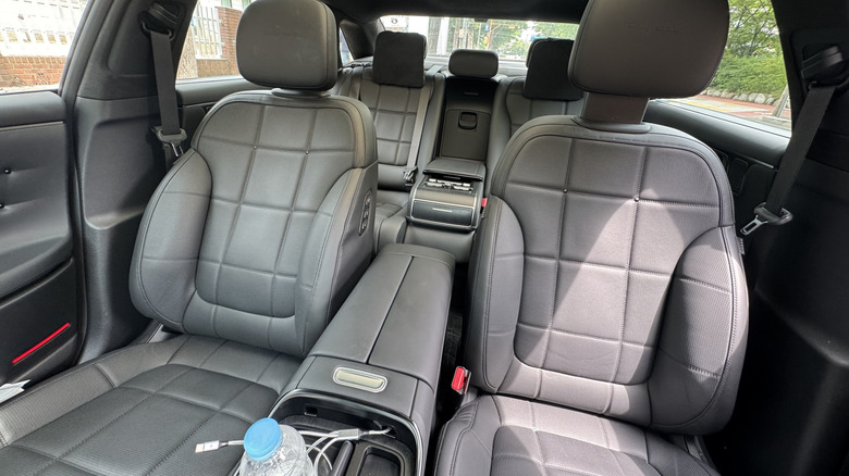 A look back at the black square-patterned leather front seats in the Grandeur