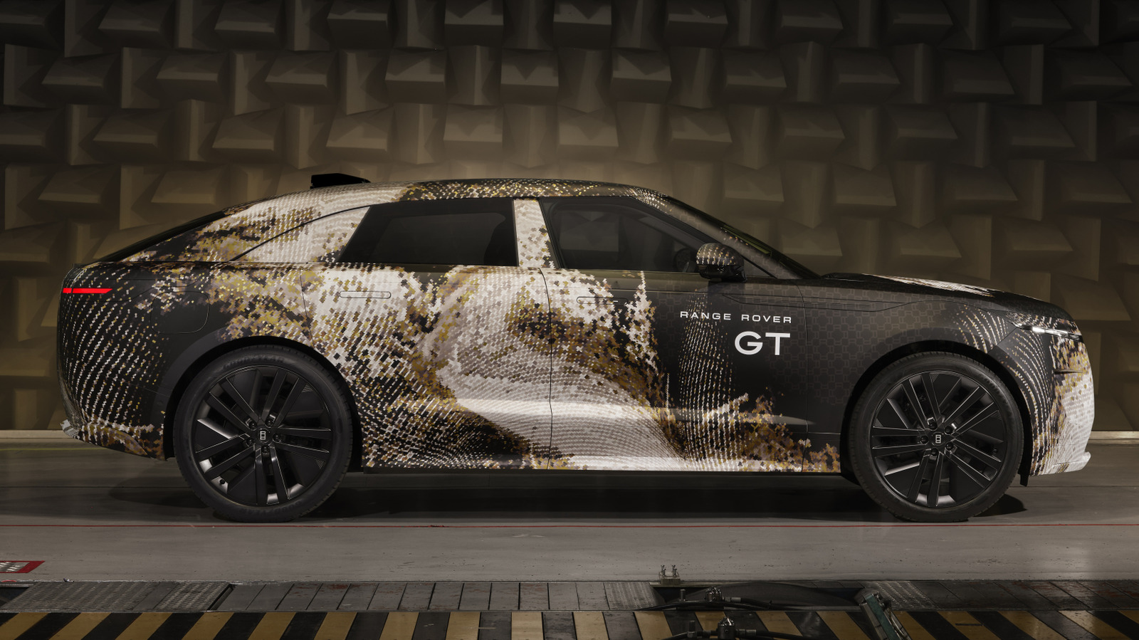 Hybridní automobilová dualita: Nový Range Rover GT je elektrické kupé-sedan bez jasné identity