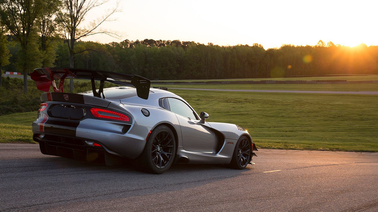 2016 Dodge Viper ACR rear 3/4 view
