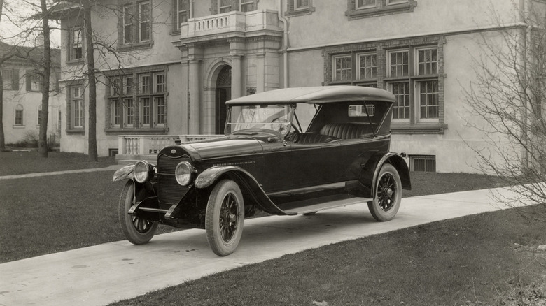 A 1922 Lincoln parked in front of a home.