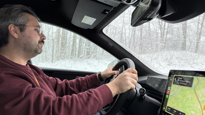 Polestar 4 driving in snow