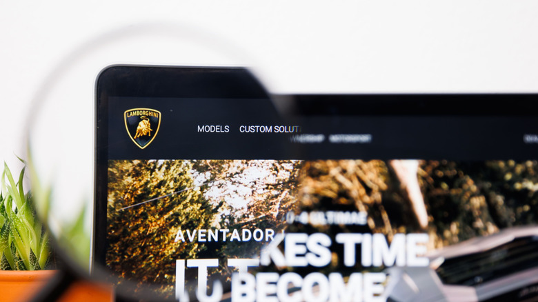 A photo of the Lamborghini website, seen through the focus of a magnifying glass.