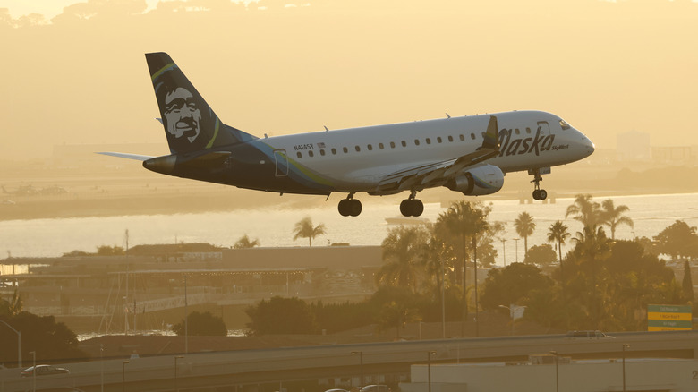 An Alaska Airlines plane comes in for a landing in San Diego