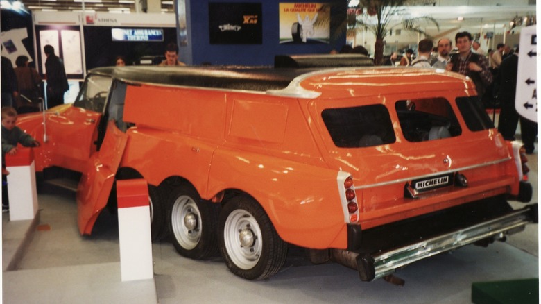 A Citroën PLR tire test vehicle as viewed from the rear in a Michelin exhibit