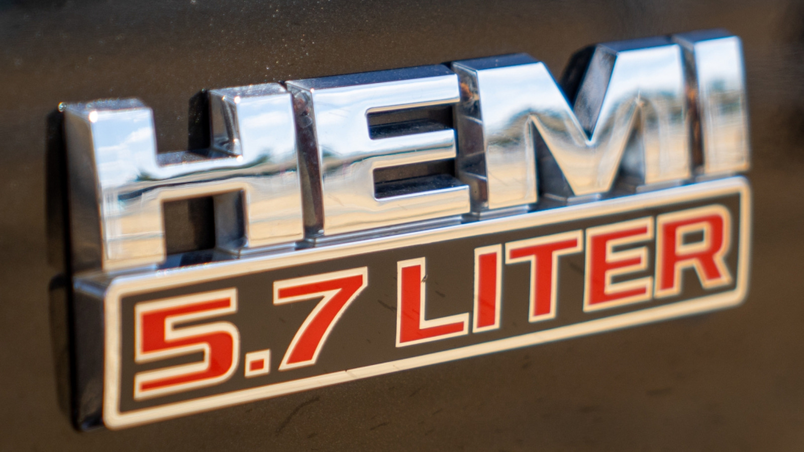 Mopar's 5.9-Liter Magnum Vs. HEMI V8: What're The Differences?
