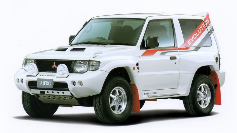 Front 3/4 view of a white Mitsubishi Pajero Evolution