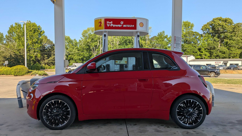 2024 Fiat 500e side profile