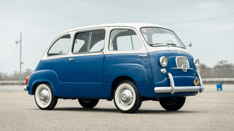 Front 3/4 view of a blue and white Fiat 600 Multipla