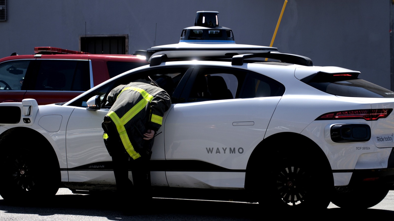 NHTSA żąda, by autonomiczne auta przestały blokować służby ratunkowe