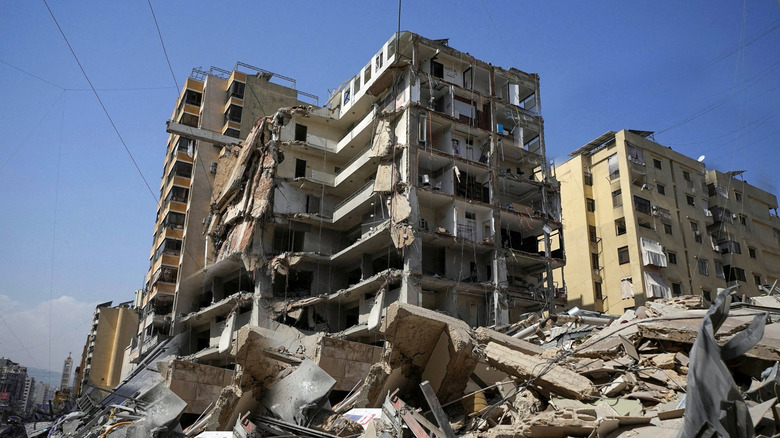 A damaged building structure shows the impact of an urban airstrike during the ongoing military conflict in Iran.