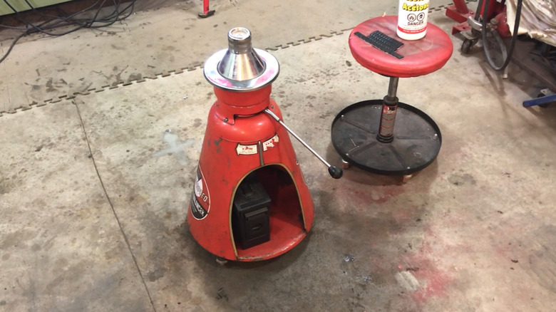 Wide shot of an old school static bubble balancer.