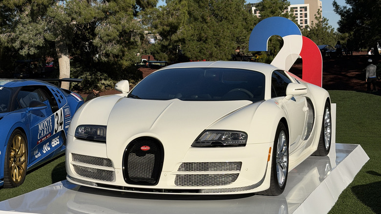 Front 3/4 position of a achromatic Bugatti Veyron Super Sport