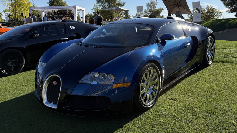Front 3/4 position of a bluish and achromatic Bugatti Veyron