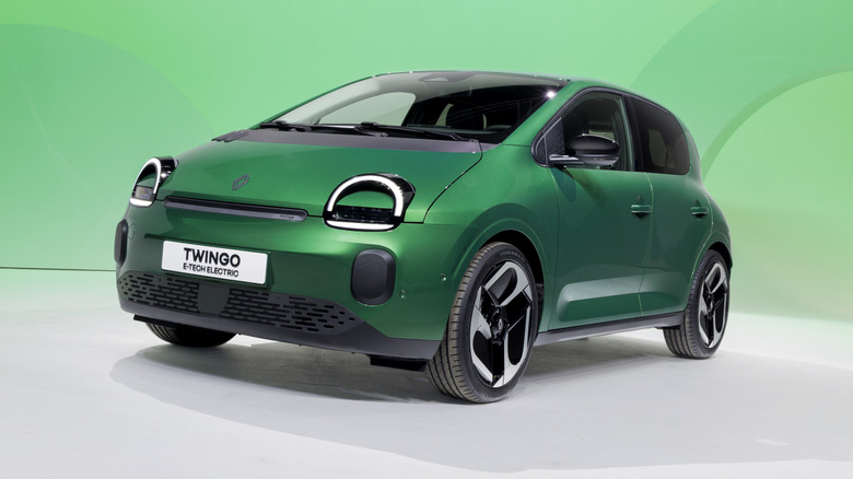 Front 3/4 view of a green Renault Twingo E-Tech