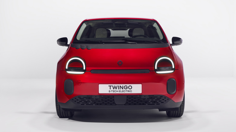Front end of a red Renault Twingo E-Tech
