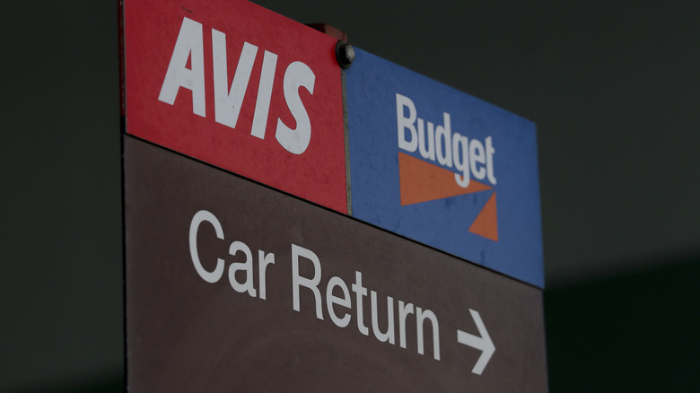 An airport sign for Avis and Budget rental car return