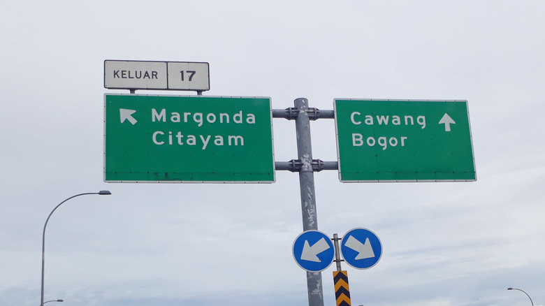 A visual comparison of upper case and lower case letters in Highway Gothic and Clearview fonts