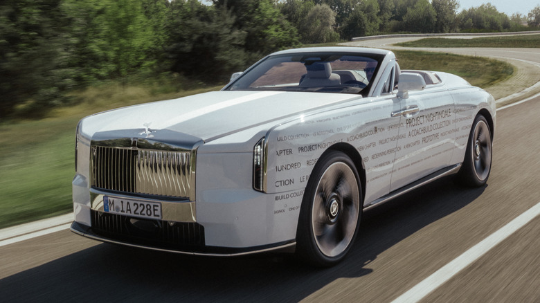 Front 3/4 view of a white Rolls-Royce Project Nightingale