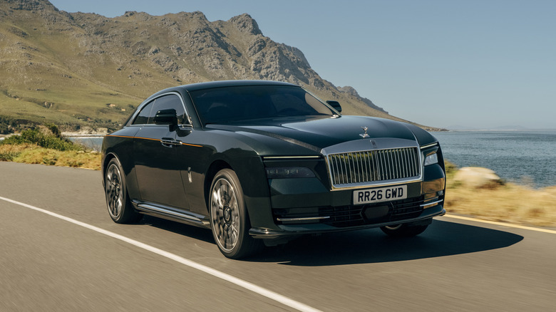 Front 3/4 view of a green Rolls-Royce Spectre Series II