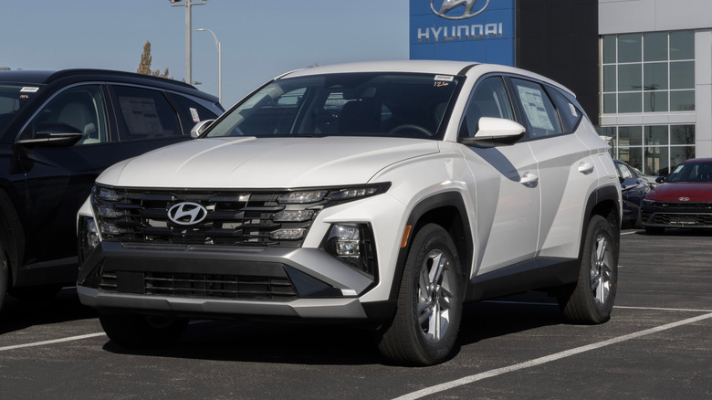 Hyundai Tucson SE AWD compact SUV display