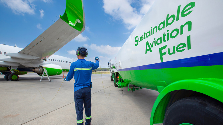 Refueling a commercial airplane with SAF