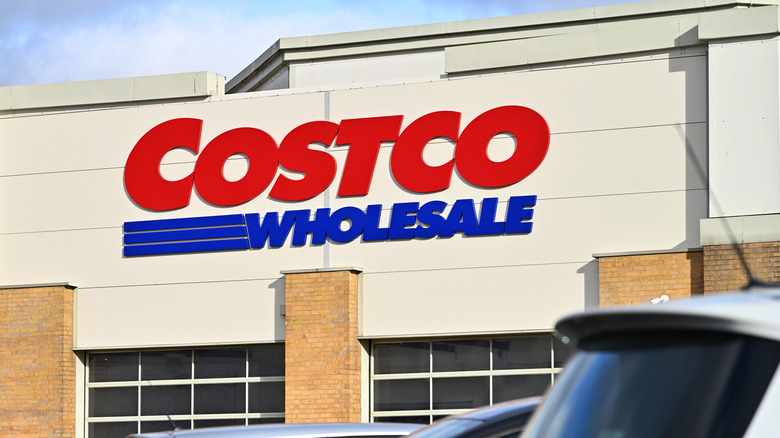 Signage astatine a Costco Wholesale store