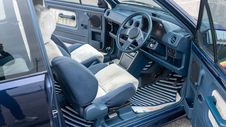A look at the flawless blue and grey interior of the Honda City, with diagonally striped blue and grey floor mats
