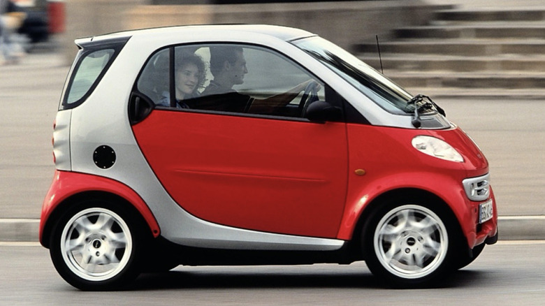 A first-generation Smart City-Coupé with red body panels and a silver Tridion safety cell.