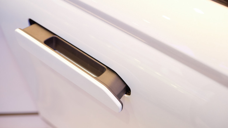 Pop out electronic door handle in its open position