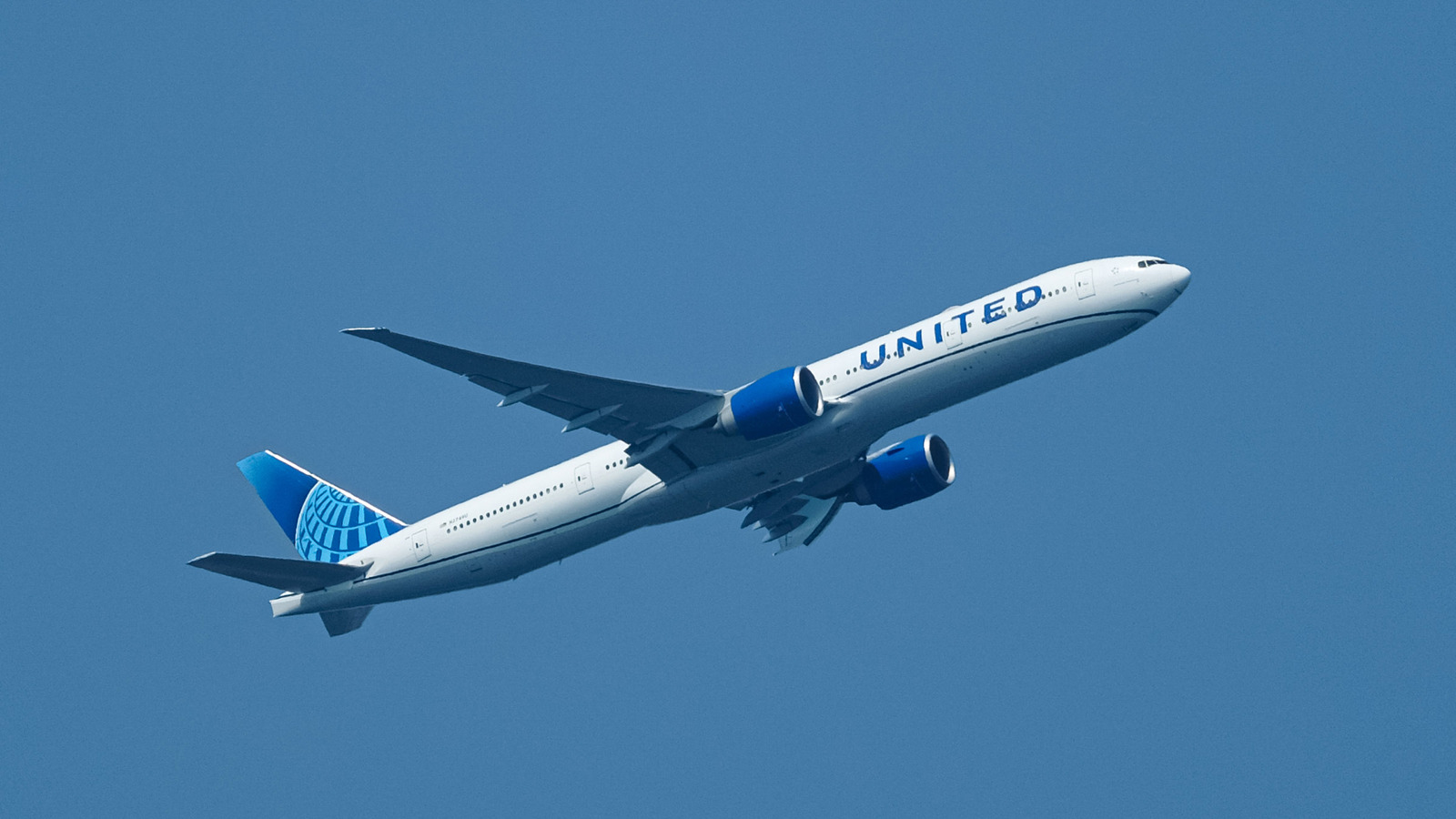 Stop Blasting Music From Your Gat-Dang Phones, American Airlines Begs Passengers