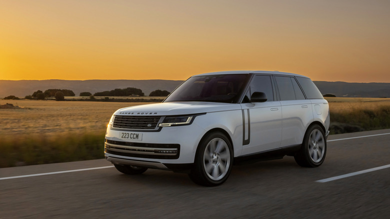 2025 Range Rover P440e plug-in hybrid front 3/4 view  dynamic image