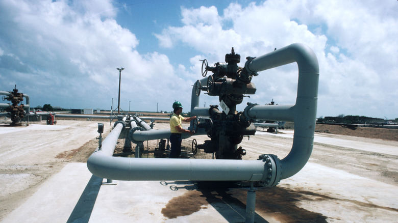 A man adjusts a Strategic Petroleum Reserve pipeline June 1, 1980 in West Hackberry, LA.