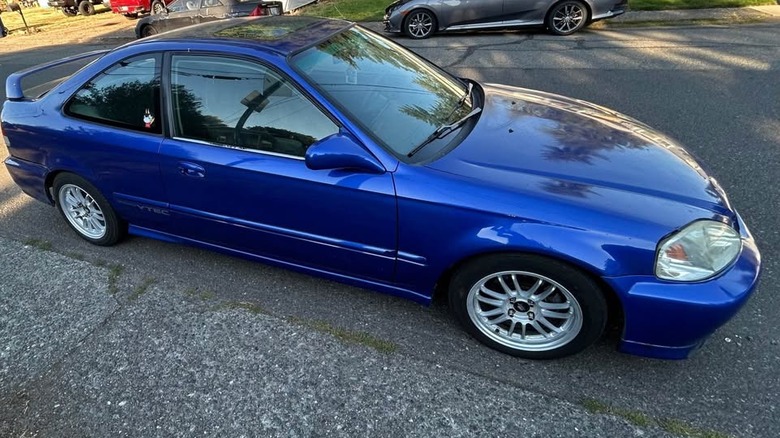 A blue Honda Civic Si