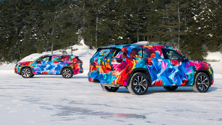 A rear three-quarters of a 2027 Volkswagen Atlas with another Atlas in the background