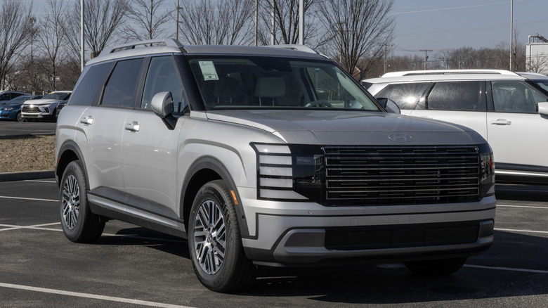 Noblesville - February 27, 2026: Hyundai Palisade SEL Premium AWD 3-Row Midsize SUV display. Hyundai offers the Palisade with a 3.5L V6 engine. MY:2026