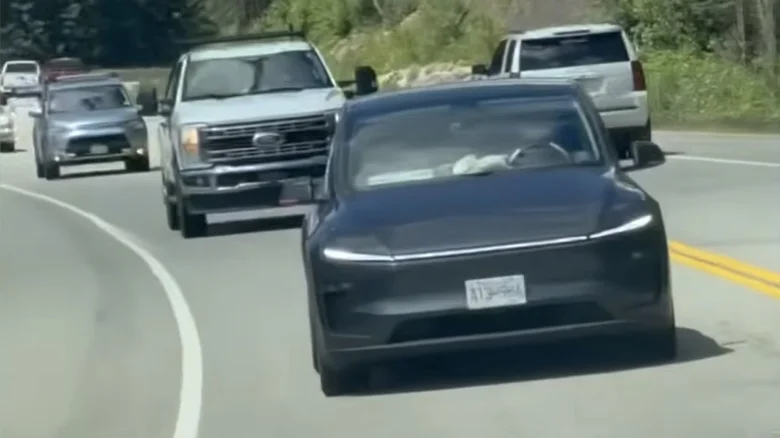 Tesla FSD не смог остановить машину, поскольку водитель спал за рулем на горном перевале в Канаде